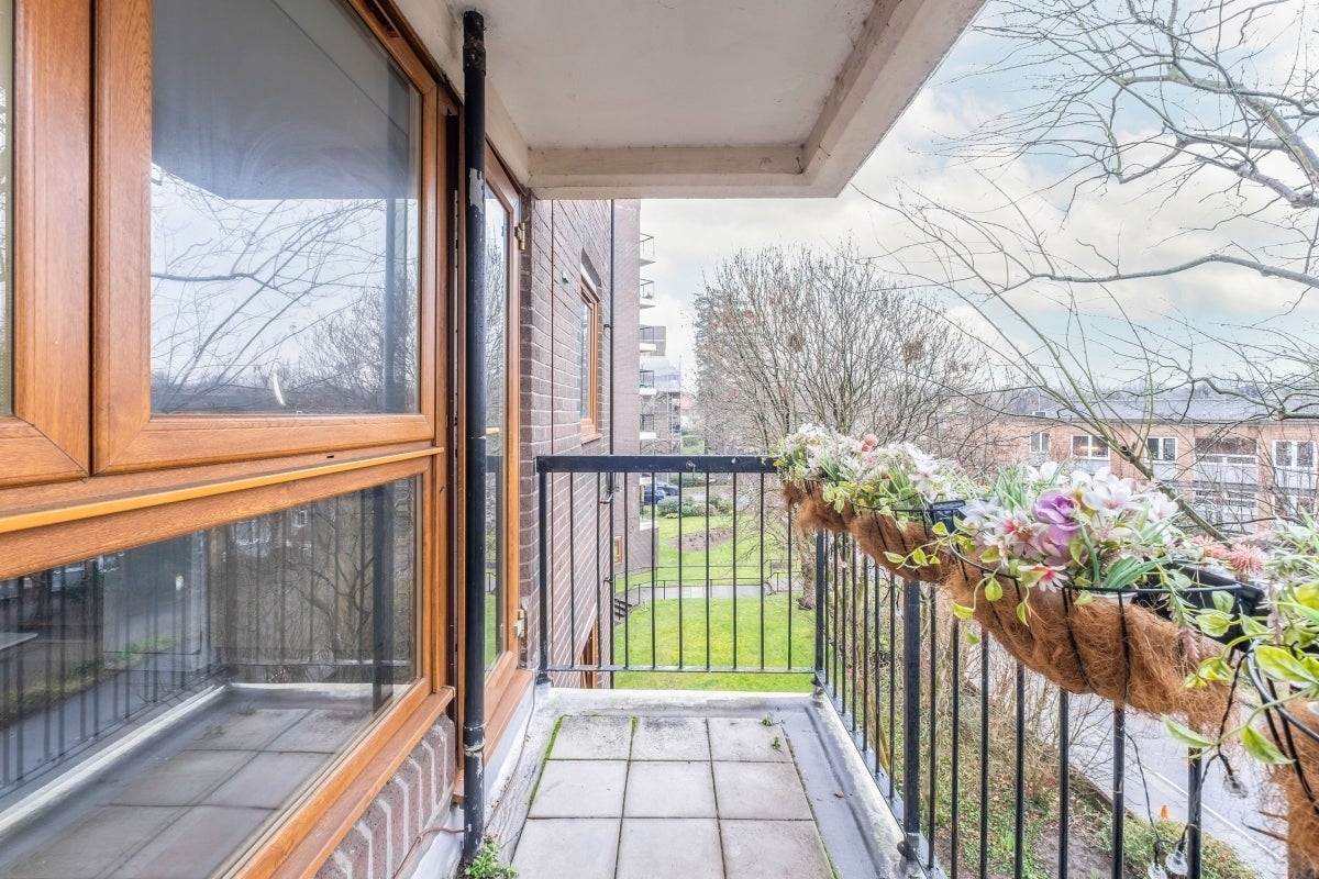 Flat Gipsy Lane in Greater London