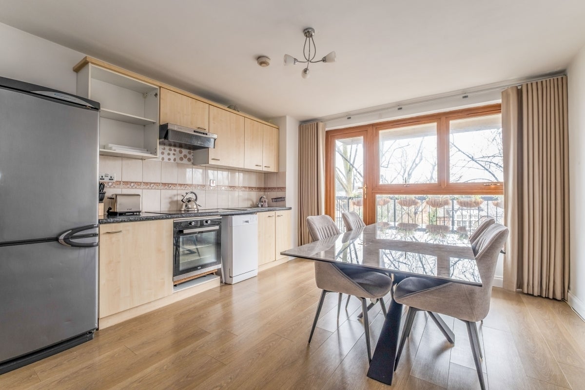 Flat Gipsy Lane in Greater London
