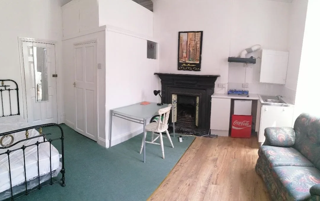 Flat Ravenswood Road in Bristol