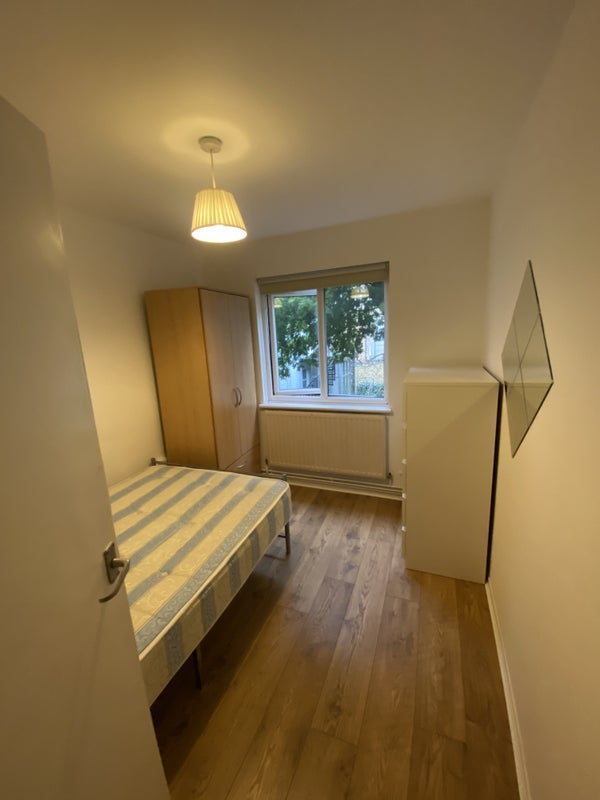 Room Batman Close in Greater London