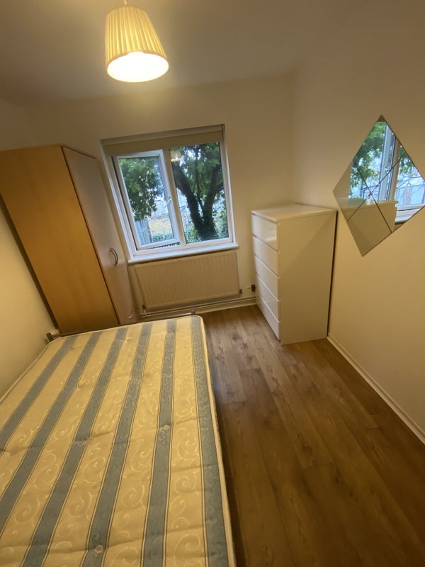 Room Batman Close in Greater London