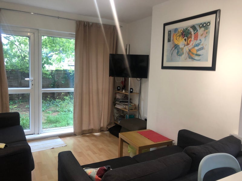 Room Batman Close in Greater London
