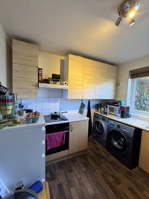 Room Batman Close in Greater London