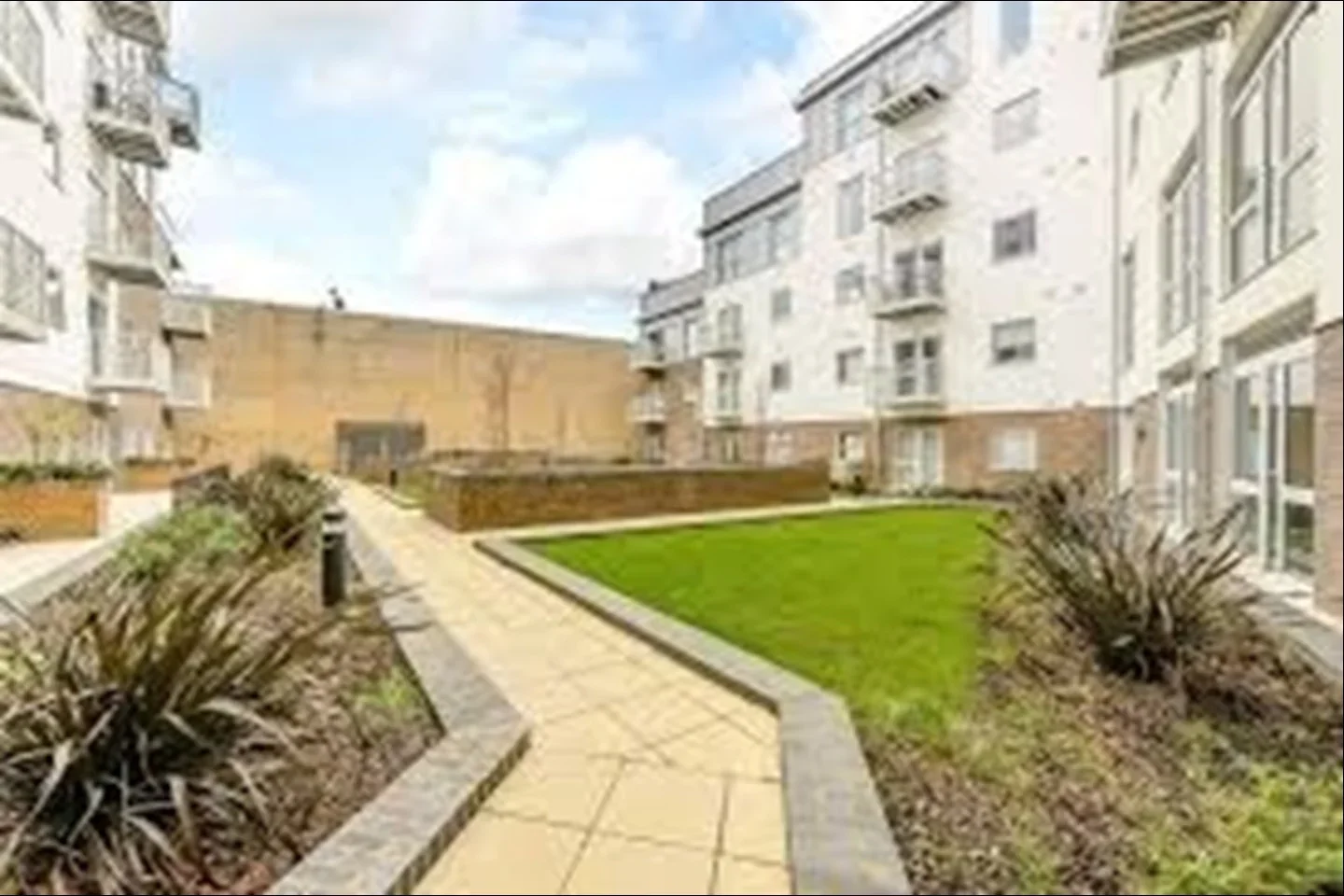 Flat Station View in Guildford