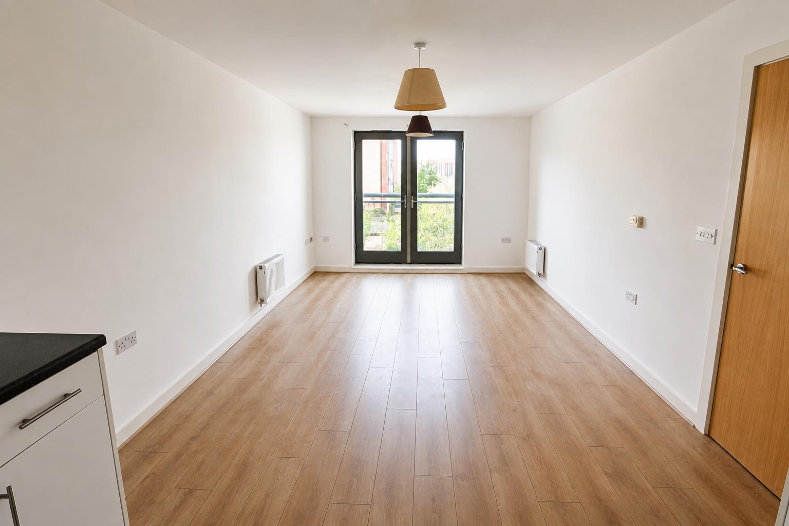 Flat Taywood Road in Greater London