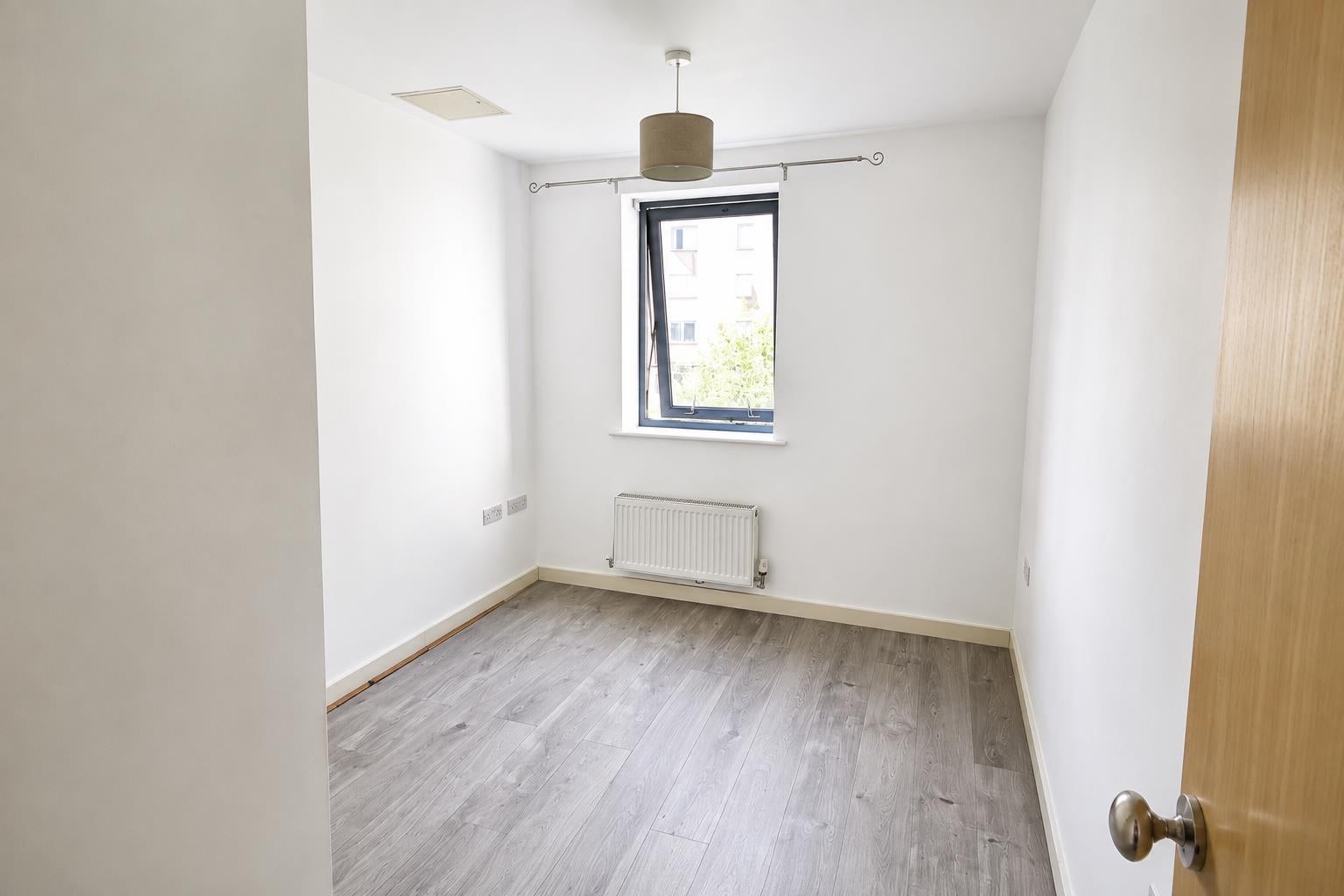 Flat Taywood Road in Greater London