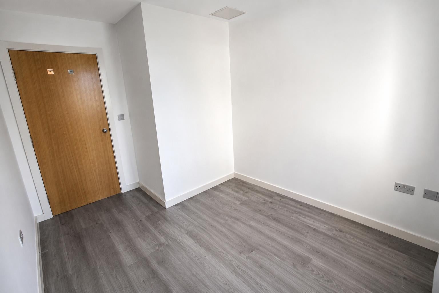 Flat Taywood Road in Greater London