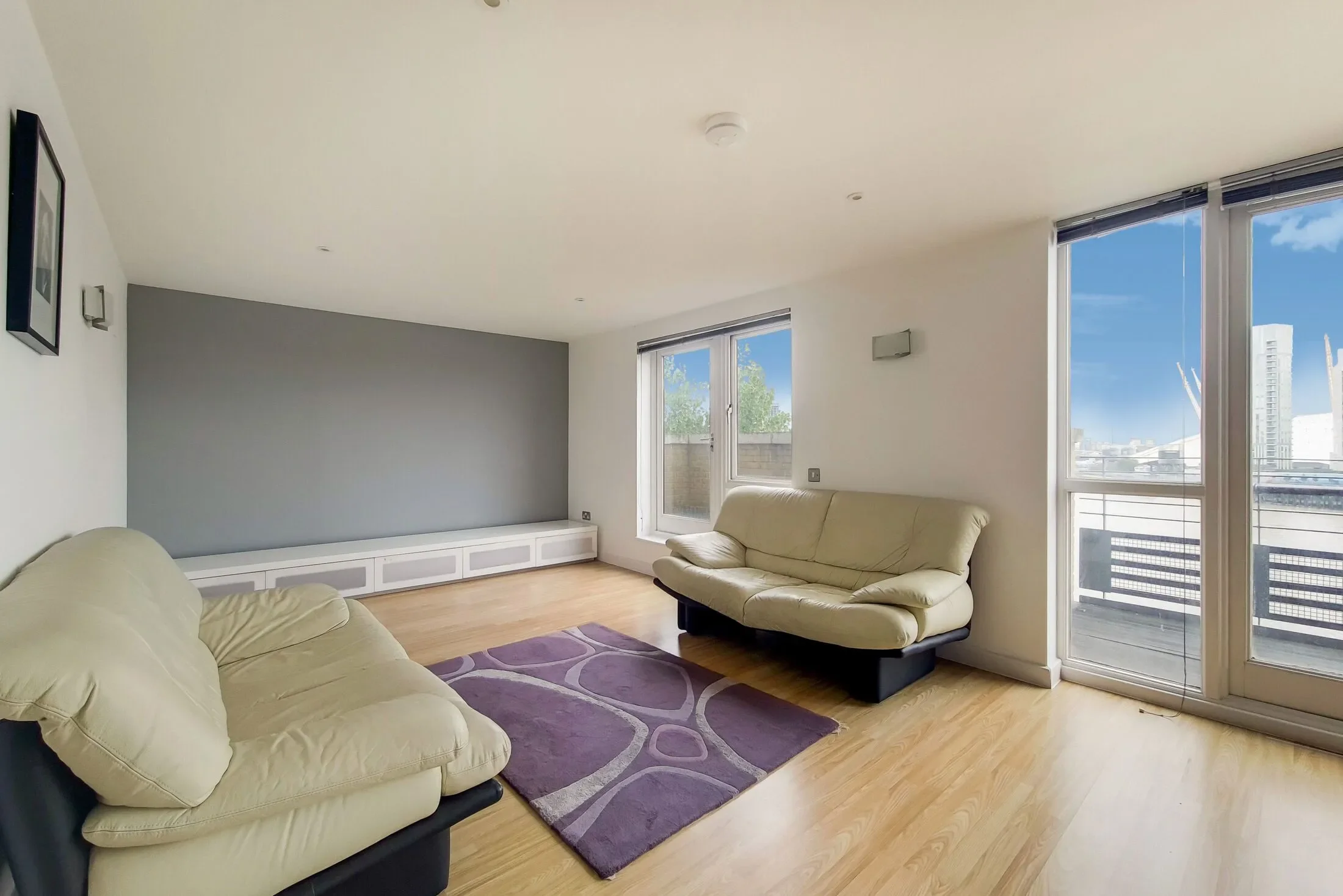 Flat Raleana Road in Greater London