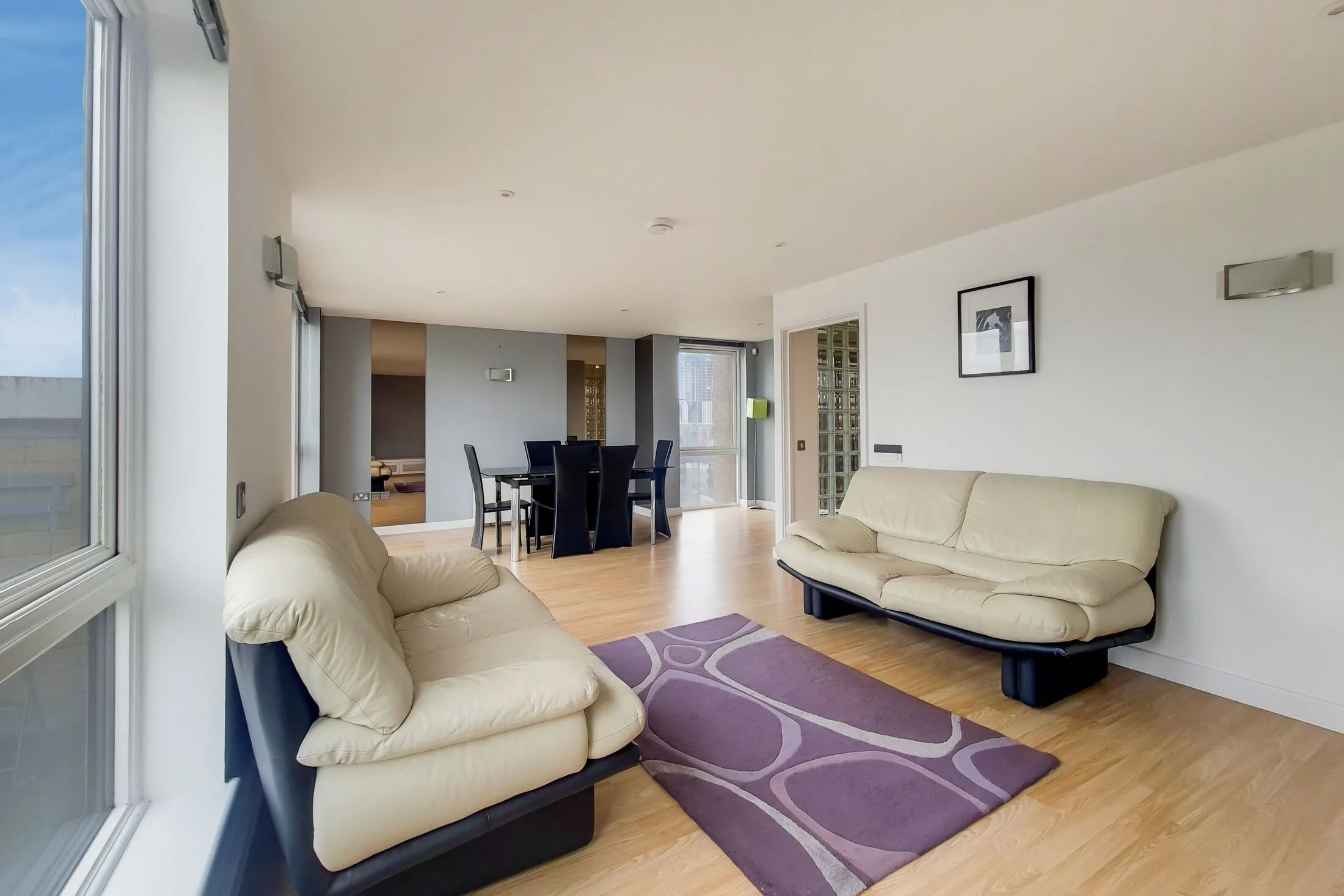 Flat Raleana Road in Greater London