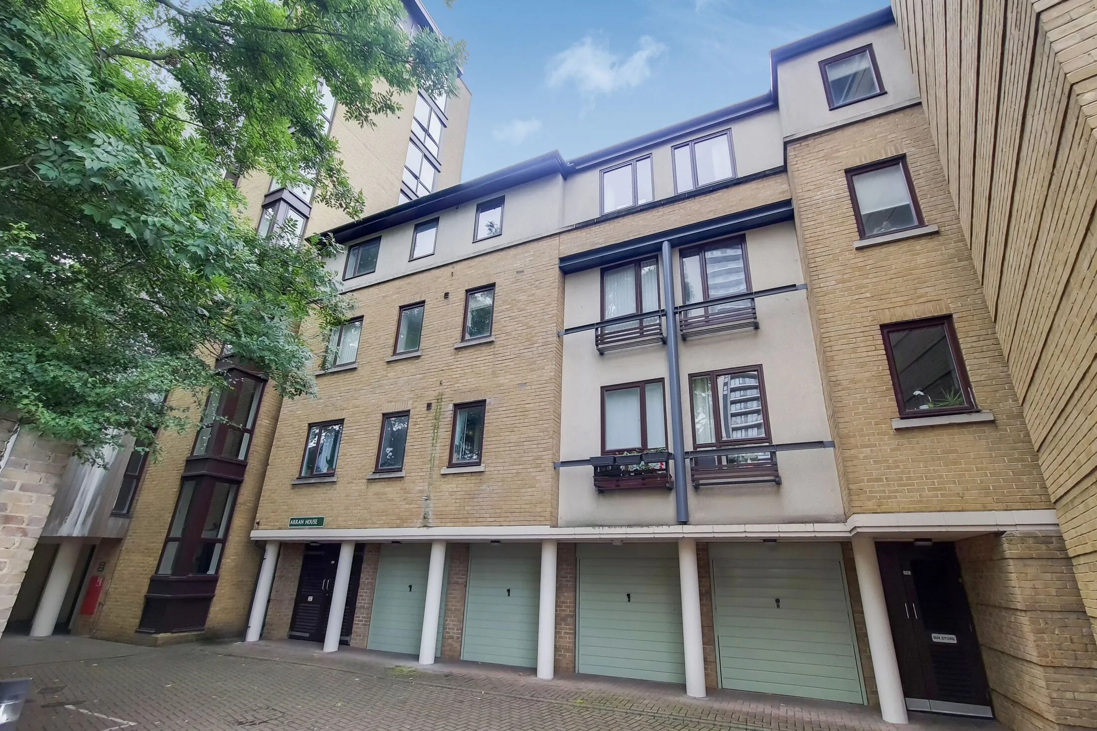 Flat Raleana Road in Greater London
