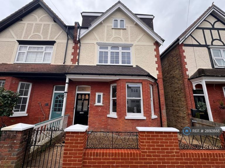 Room Lynwood Road in Reigate and Banstead