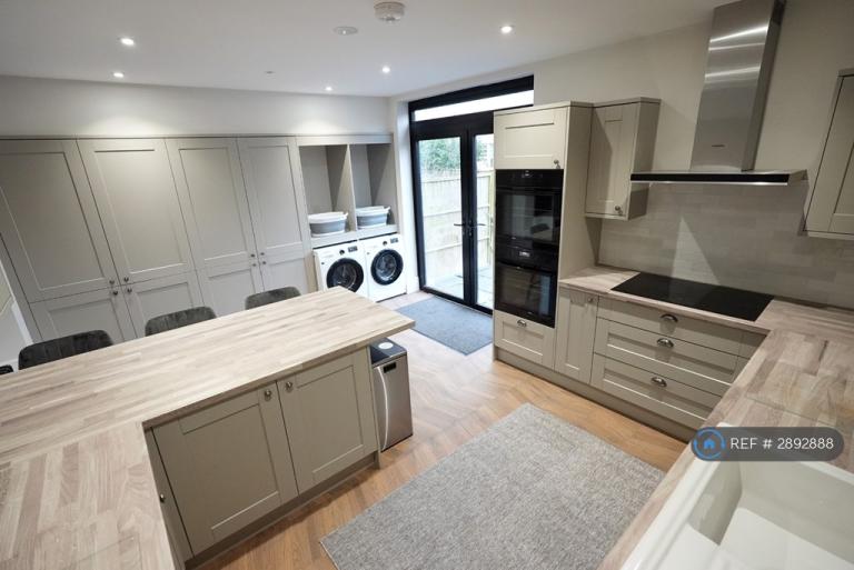 Room Lynwood Road in Reigate and Banstead