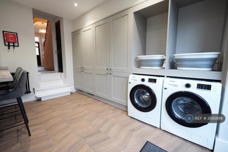Room Lynwood Road in Reigate and Banstead