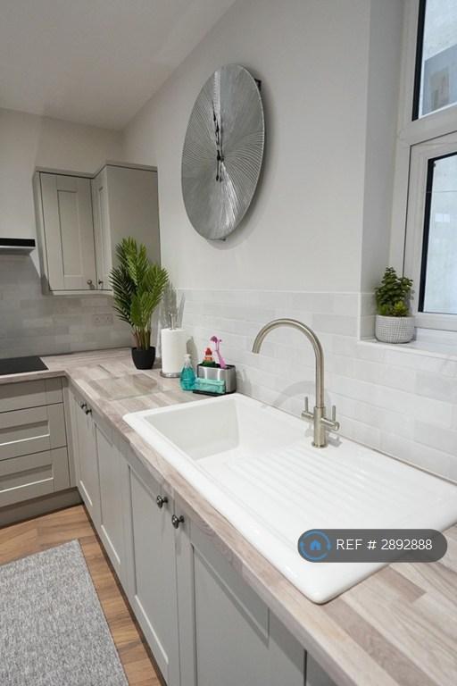 Room Lynwood Road in Reigate and Banstead
