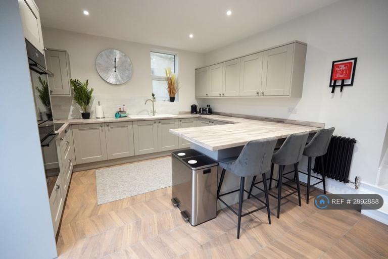Room Lynwood Road in Reigate and Banstead