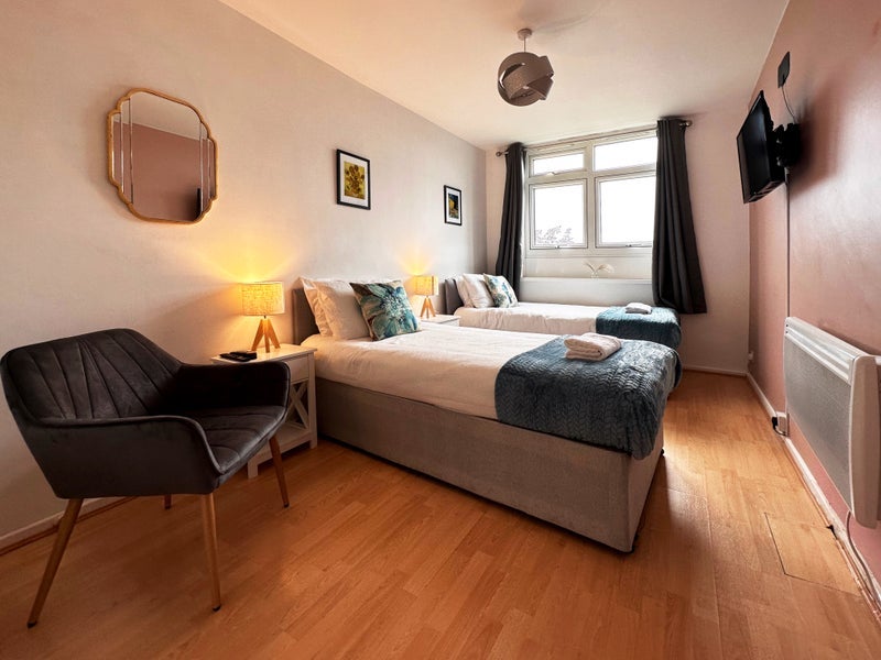Room Grove Park Road in Greater London