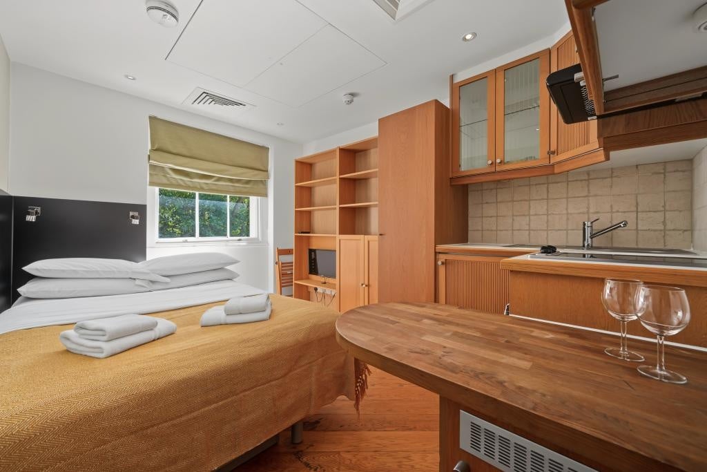Flat Cartwright Gardens in Greater London