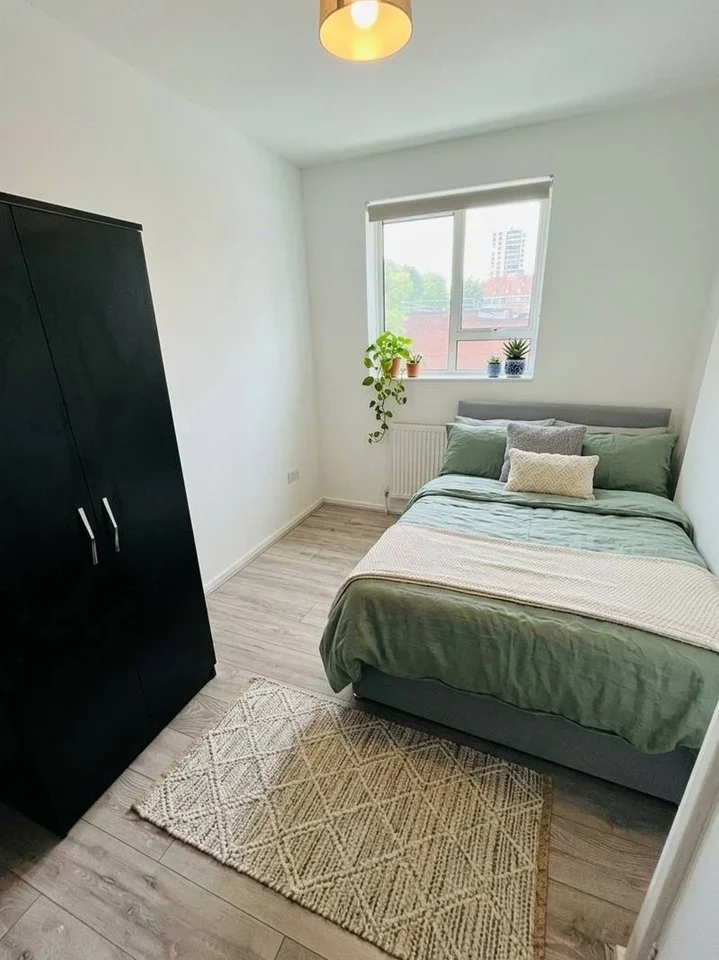 Room Camberwell Road in Greater London