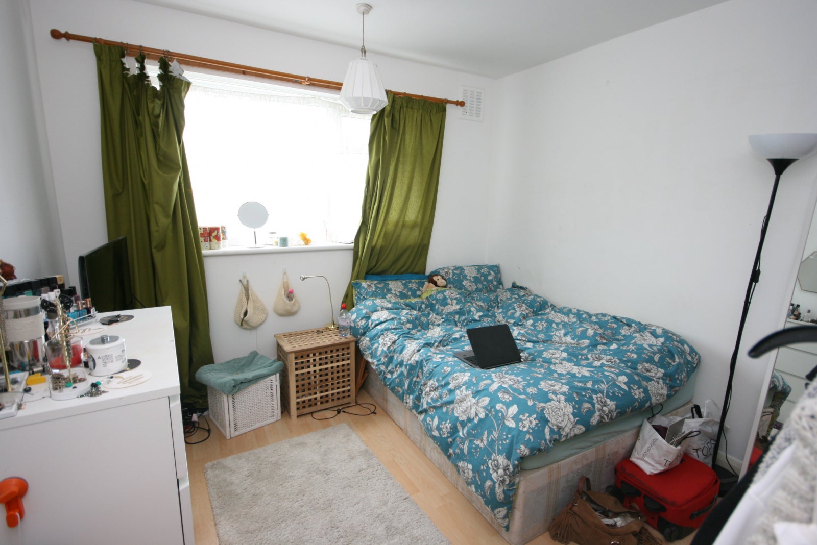 Flat Portelet Road in Greater London