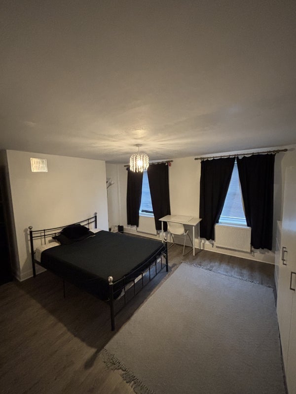 Flat Peckham Hill Street in Greater London