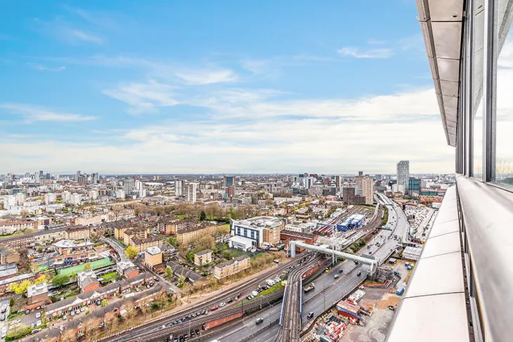 Flat Hertsmere Road in Greater London