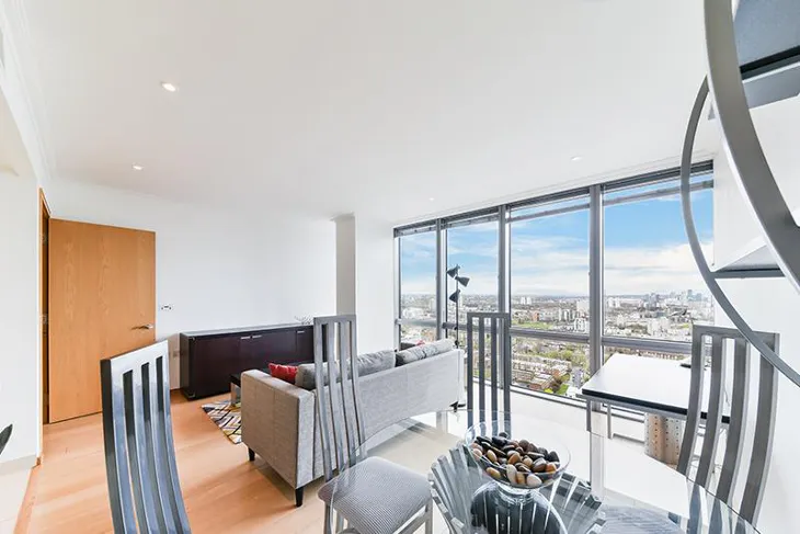 Flat Hertsmere Road in Greater London