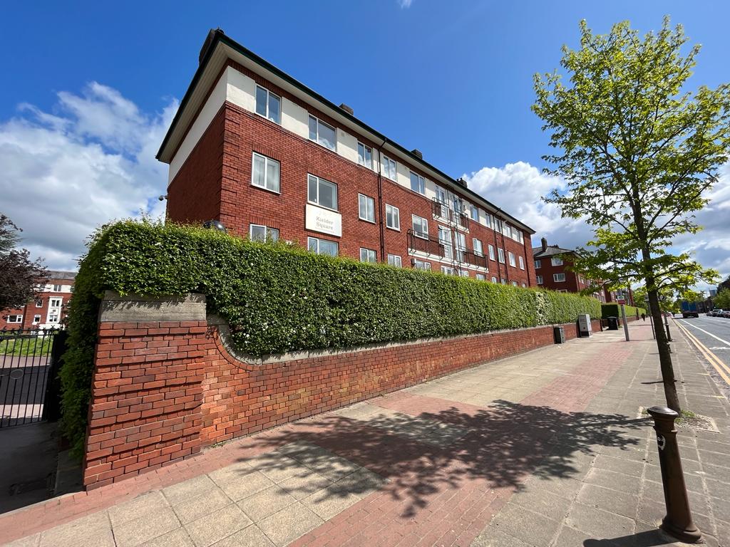 Flat Eccles New Road in Salford