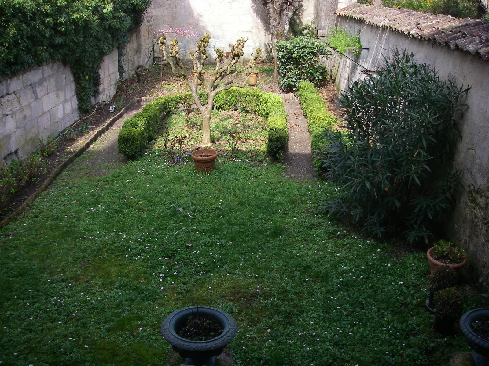 Room Rue Robert Caumont in Bordeaux