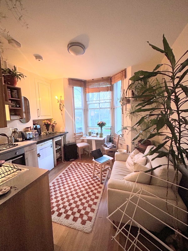 Room Akerman Road in Greater London