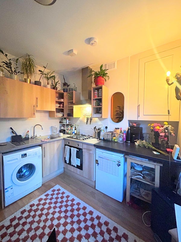 Room Akerman Road in Greater London