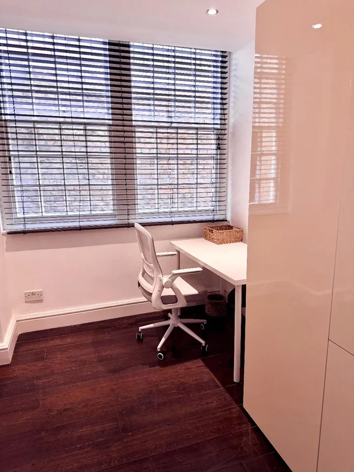 Room St John's Wood High Street in City of Westminster