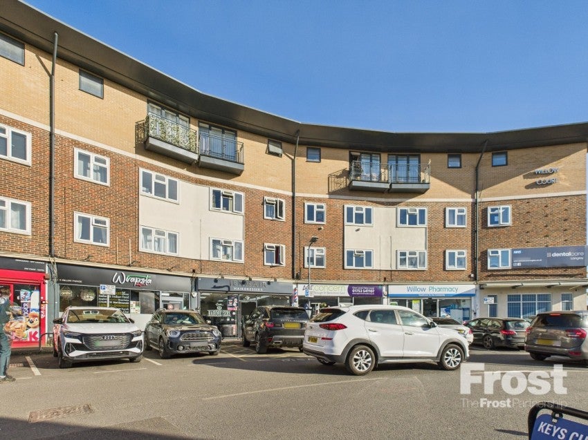 Flat Meadfield Road in Slough