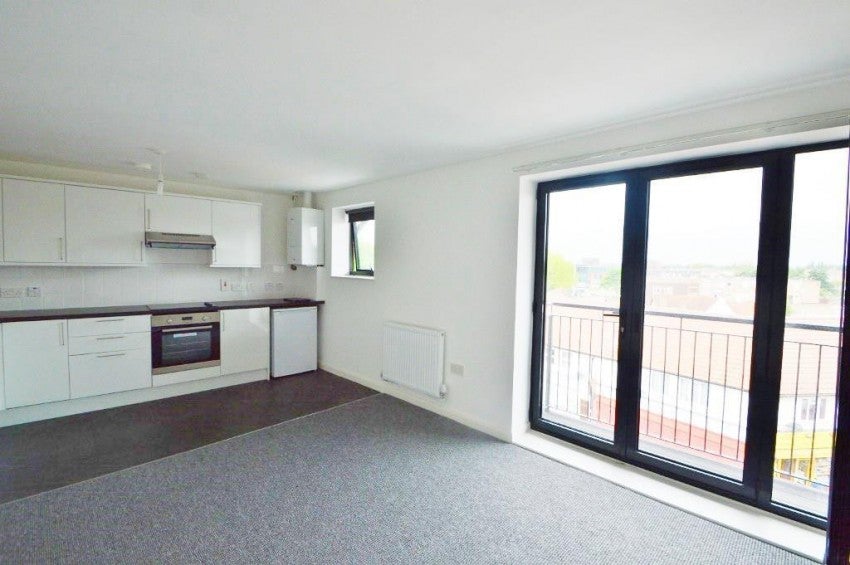 Flat Meadfield Road in Slough