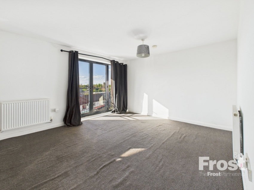 Flat Meadfield Road in Slough
