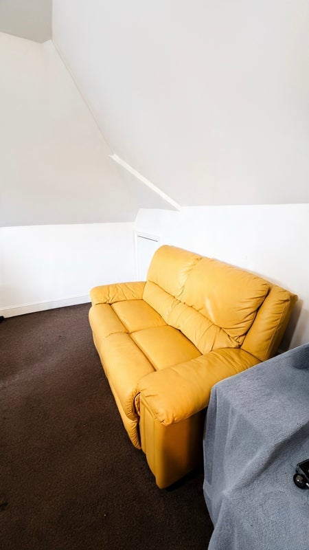 Room Hillside Avenue in Greater London