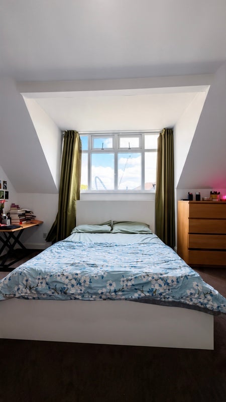 Room Hillside Avenue in Greater London