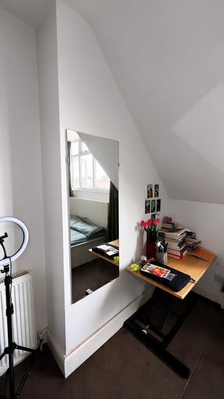 Room Hillside Avenue in Greater London