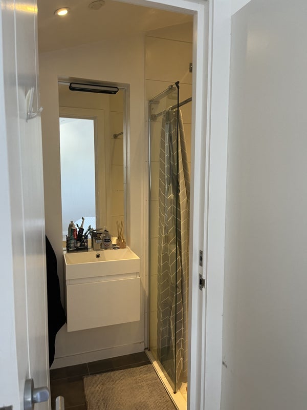 Room Meadow Place in Greater London
