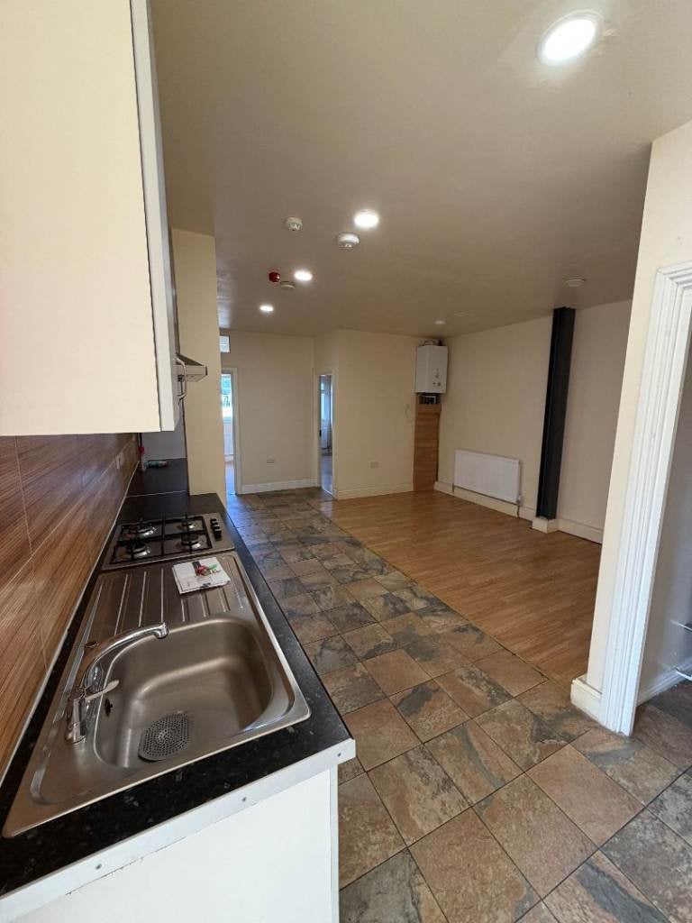 Flat Canning Road in Greater London