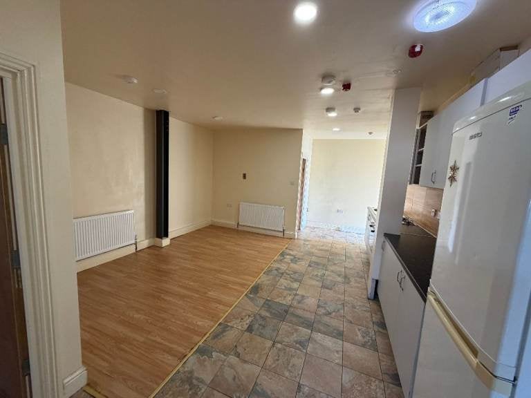 Flat Canning Road in Greater London