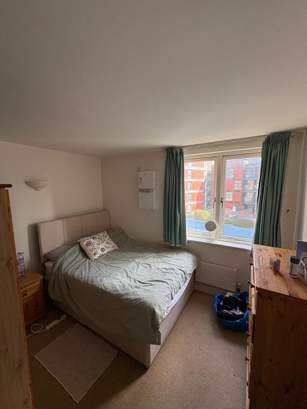 Room Westferry Road in Greater London