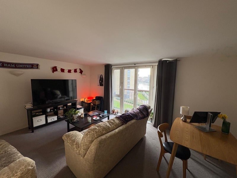 Room Westferry Road in Greater London