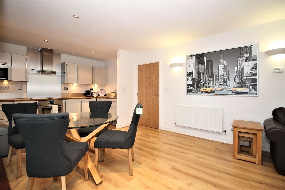 Flat Blackwall Way in Greater London