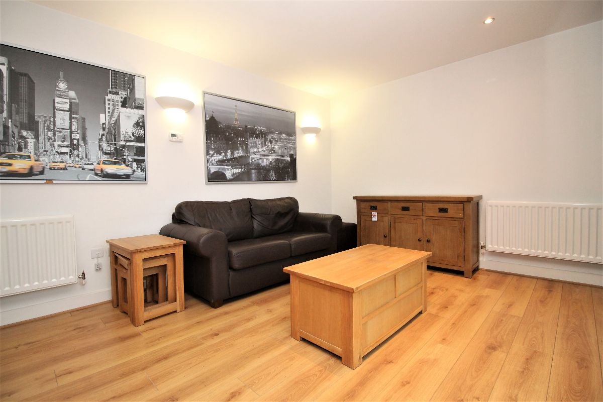 Flat Blackwall Way in Greater London