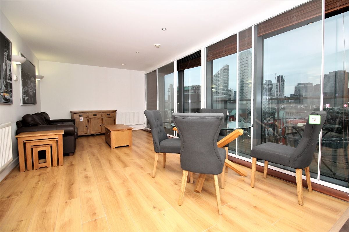 Flat Blackwall Way in Greater London