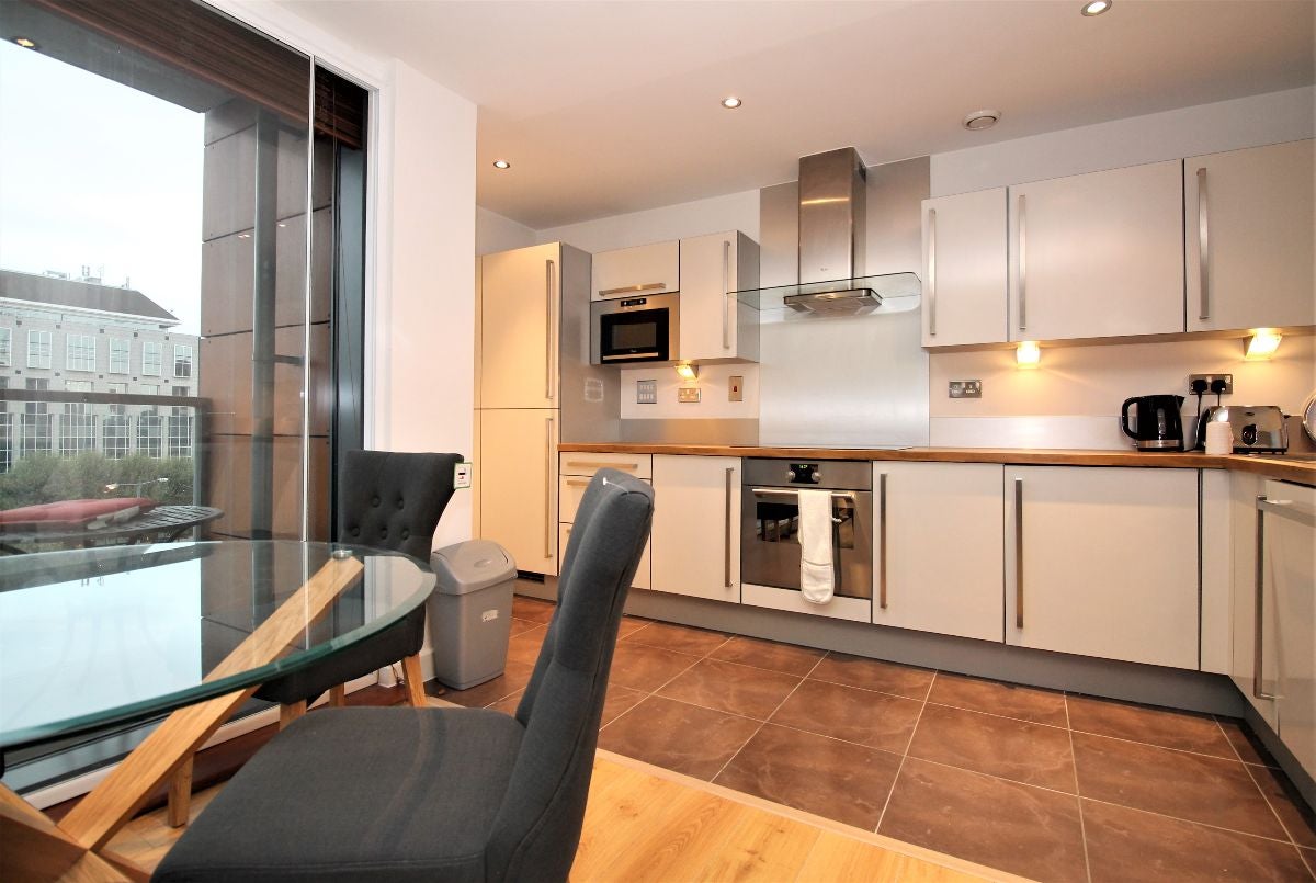 Flat Blackwall Way in Greater London