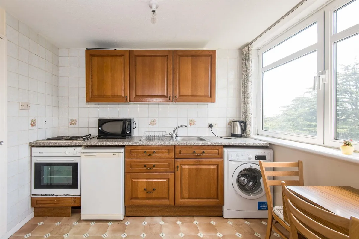 Flat Bassett Avenue in Southampton