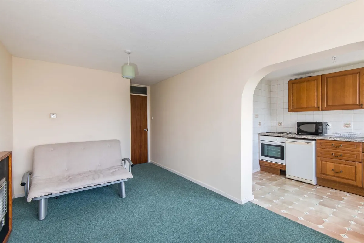Flat Bassett Avenue in Southampton