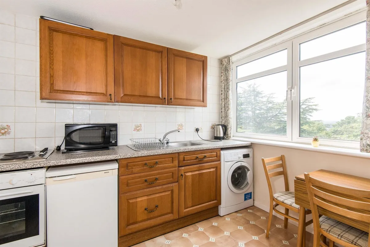 Flat Bassett Avenue in Southampton