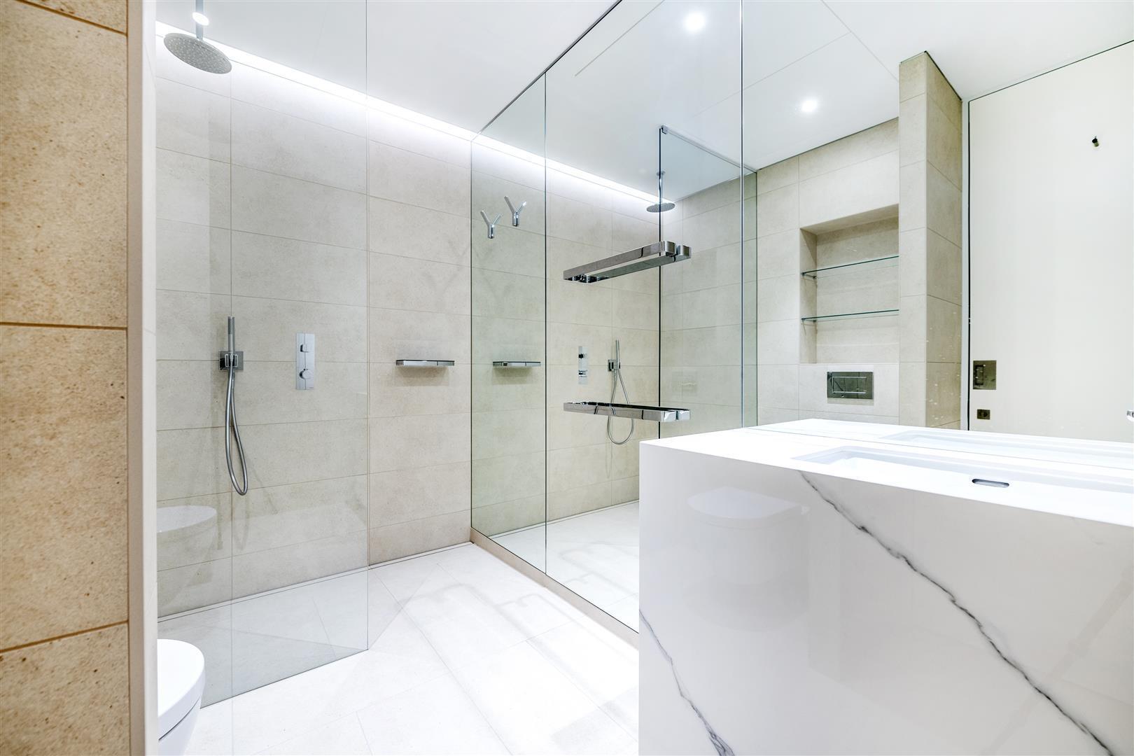 Flat Lincoln Plaza in Greater London